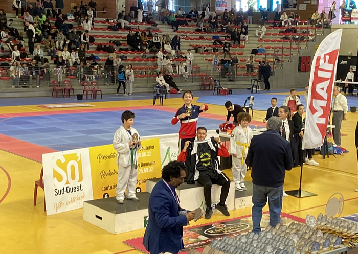 Remise medaille d'or 1ere place compétiteur taekwondo club borderouge toulouse compétition lot et garonne challenge cup à Boé