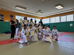 élèves heureux Remise de grade et trophée passage de grade taekwondo club borderouge